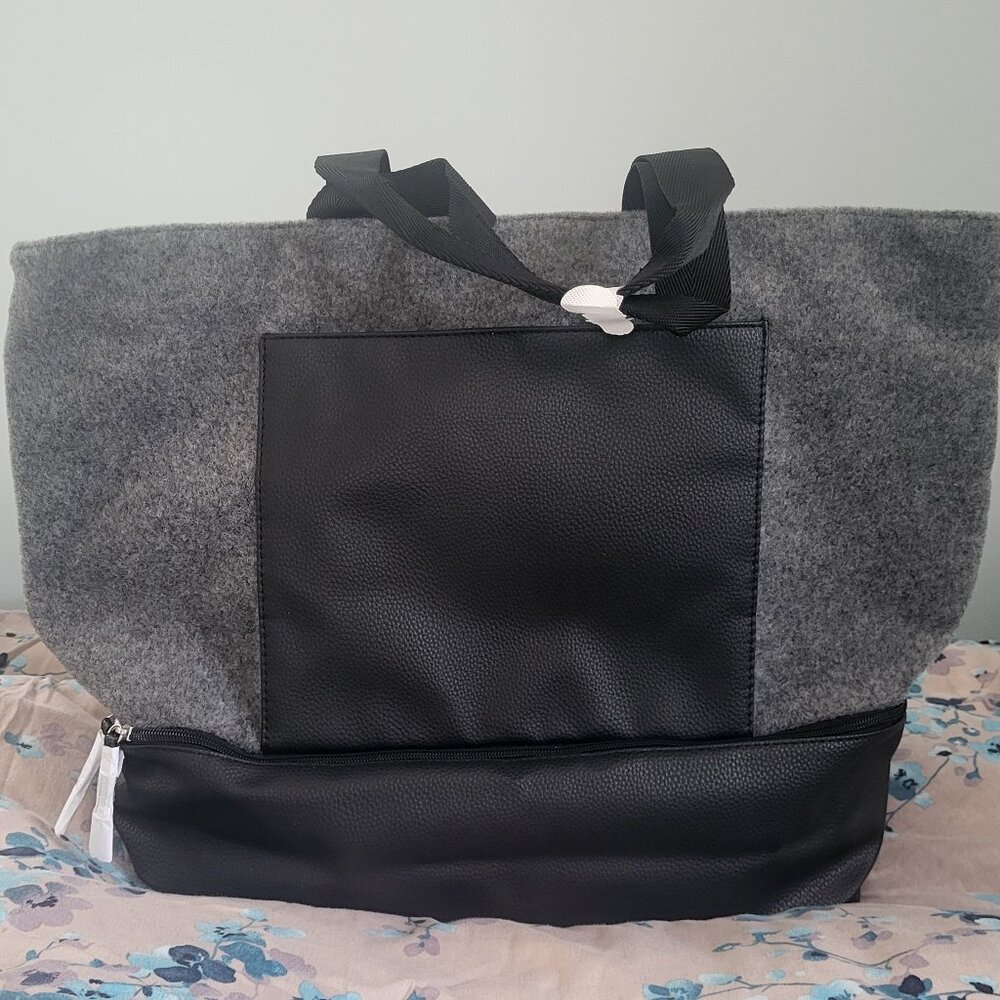 Lovely NWT Large weekender bag.
